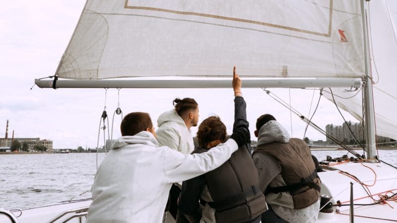 Un guide qui explique comment facilement faire le réglage de vos voiles en fonction de la girouette windex sur votre voilier.