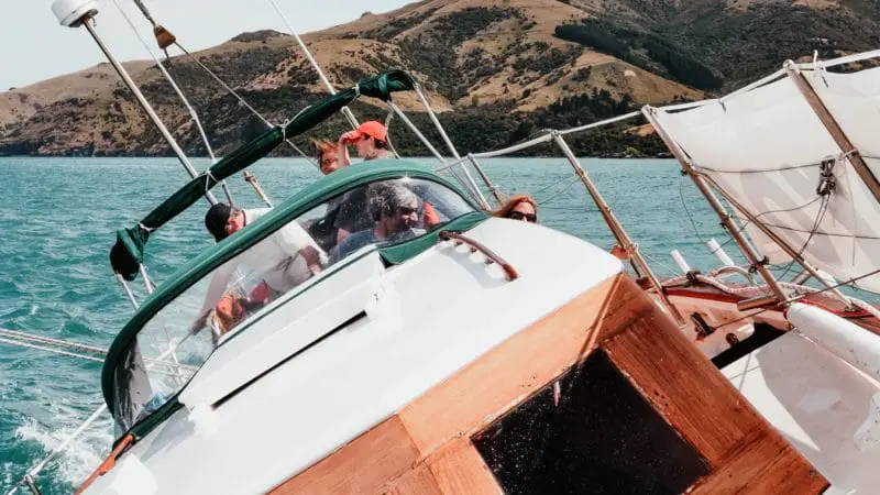 Un guide qui explique comment facilement fabriquer une capote de roof pour bateau sur votre voilier.
