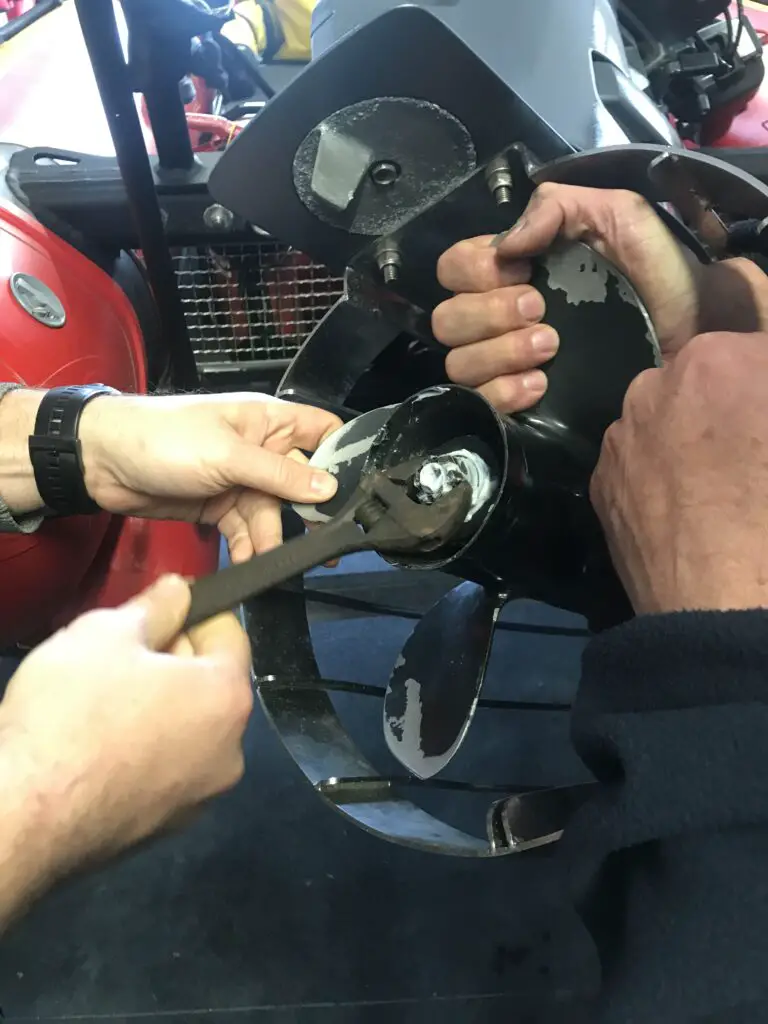 Remplacer l'hélice d'un moteur hors-bord qui cavite